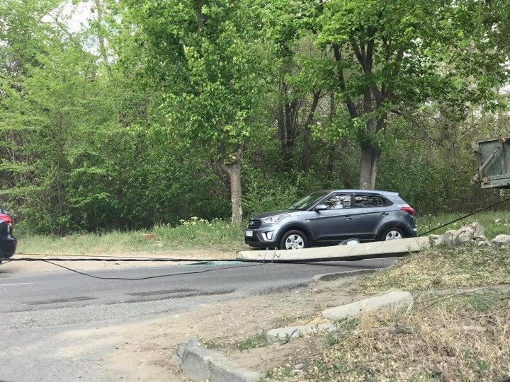 Incident pe strada Petricani din Capitală. Un stâlp de electricitate a fost doborât peste carosabil (FOTO/VIDEO)