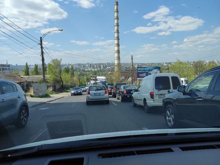 Accident grav în Capitală! Un camion s-a răsturnat, după ce s-a ciocnit cu un microbuz (FOTO/VIDEO)