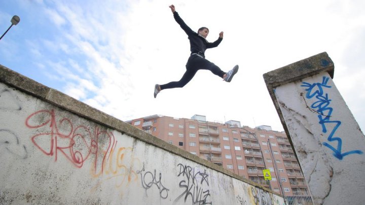 PARKOUR-UL, PASIUNEA VIEŢII. Membrii echipei "Tracto" se antrenează pe lângă piramide