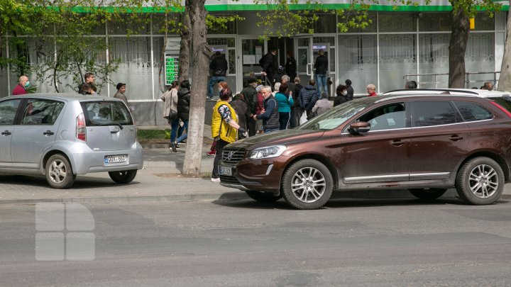 GROAZNIC! Oamenii scuipă pe pandemie şi pe regulile de distanţare socială. Aglomeraţie pe străzile Capitalei! (FOTO / VIDEO)