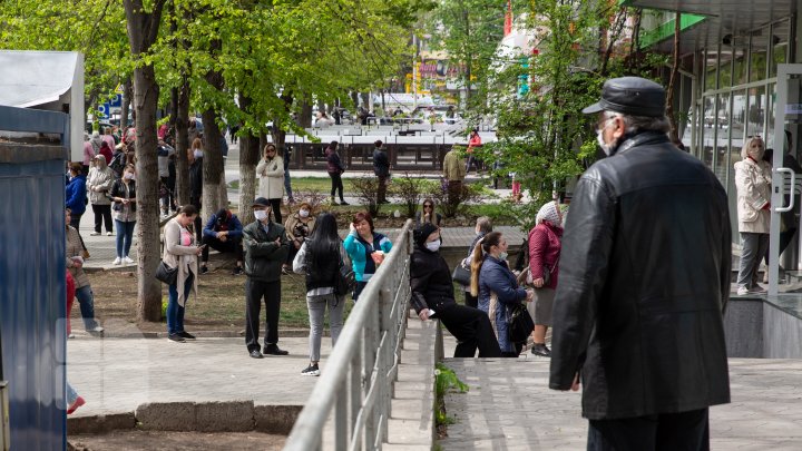 GROAZNIC! Oamenii scuipă pe pandemie şi pe regulile de distanţare socială. Aglomeraţie pe străzile Capitalei! (FOTO / VIDEO)