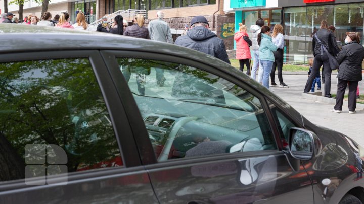 GROAZNIC! Oamenii scuipă pe pandemie şi pe regulile de distanţare socială. Aglomeraţie pe străzile Capitalei! (FOTO / VIDEO)