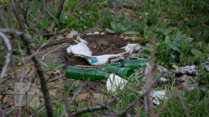 Dezastru ecologic la Trușeni. Oamenii aruncă deșeurile la trei gunoiști improvizate (FOTOREPORT)