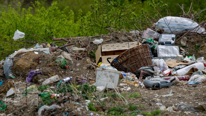 Dezastru ecologic la Trușeni. Oamenii aruncă deșeurile la trei gunoiști improvizate (FOTOREPORT)