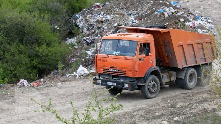 Dezastru ecologic la Trușeni. Oamenii aruncă deșeurile la trei gunoiști improvizate (FOTOREPORT)