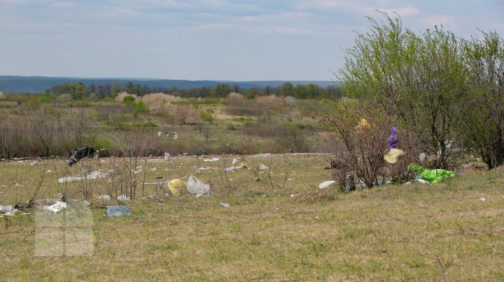 Dezastru ecologic la Trușeni. Oamenii aruncă deșeurile la trei gunoiști improvizate (FOTOREPORT)