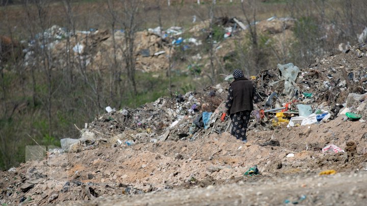 Dezastru ecologic la Trușeni. Oamenii aruncă deșeurile la trei gunoiști improvizate (FOTOREPORT)