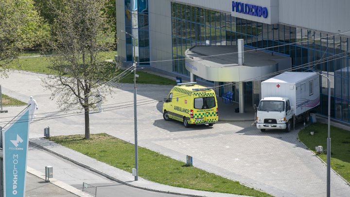 ALARMANT! Tot mai multe ambulanţe ajung la Centrul de triere de la Moldexpo (FOTO)