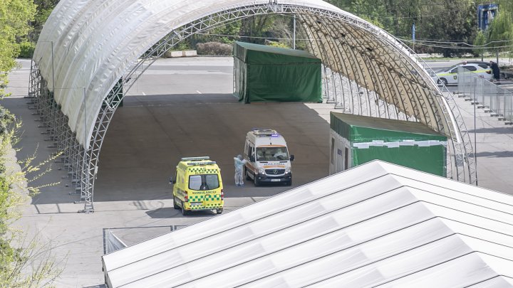 ALARMANT! Tot mai multe ambulanţe ajung la Centrul de triere de la Moldexpo (FOTO)