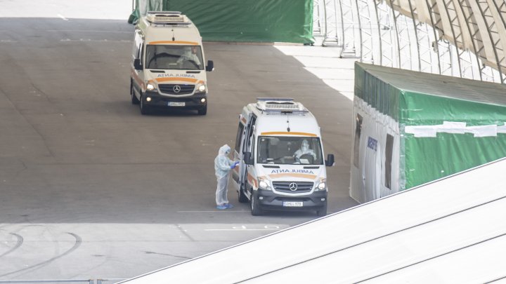 ALARMANT! Tot mai multe ambulanţe ajung la Centrul de triere de la Moldexpo (FOTO)