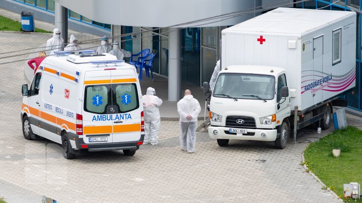 ALARMANT! Tot mai multe ambulanţe ajung la Centrul de triere de la Moldexpo (FOTO)