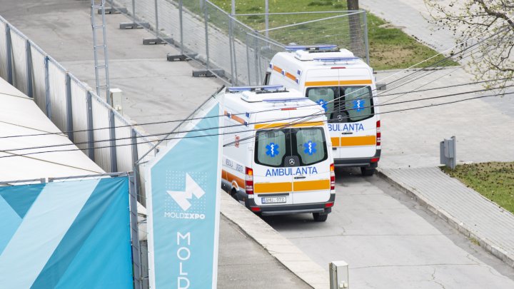 ALARMANT! Tot mai multe ambulanţe ajung la Centrul de triere de la Moldexpo (FOTO)