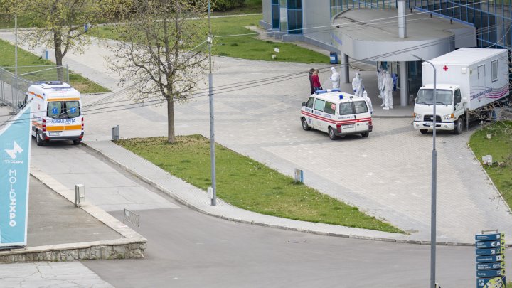 ALARMANT! Tot mai multe ambulanţe ajung la Centrul de triere de la Moldexpo (FOTO)