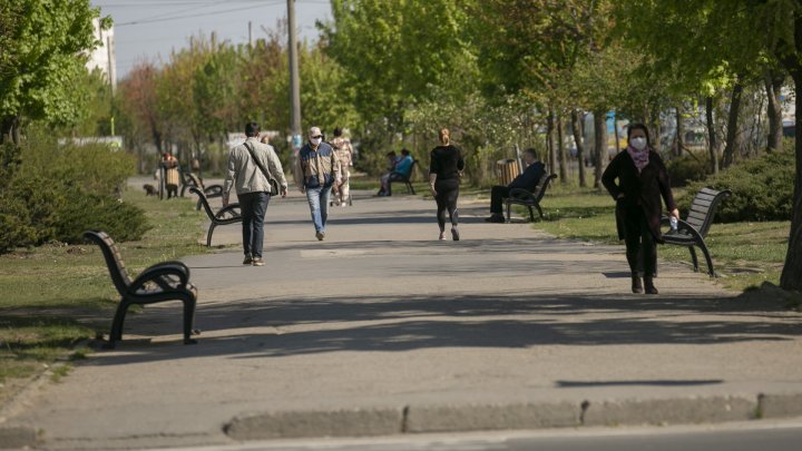 Start bun, continuare nu prea. Aleea Mircea cel Bătrân din sectorul Ciocana, reparată de doar doi muncitori (FOTOREPORT)