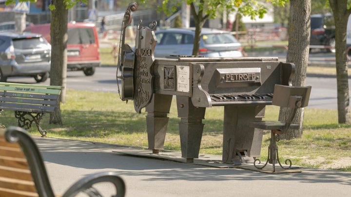 Start bun, continuare nu prea. Aleea Mircea cel Bătrân din sectorul Ciocana, reparată de doar doi muncitori (FOTOREPORT)