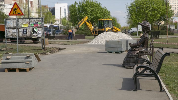 Start bun, continuare nu prea. Aleea Mircea cel Bătrân din sectorul Ciocana, reparată de doar doi muncitori (FOTOREPORT)