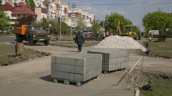 Start bun, continuare nu prea. Aleea Mircea cel Bătrân din sectorul Ciocana, reparată de doar doi muncitori (FOTOREPORT)