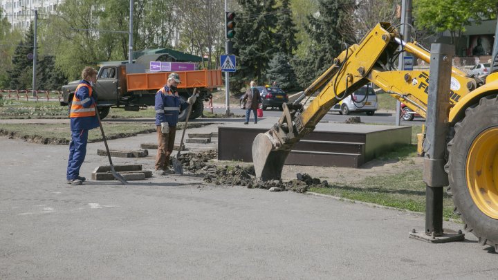 Start bun, continuare nu prea. Aleea Mircea cel Bătrân din sectorul Ciocana, reparată de doar doi muncitori (FOTOREPORT)