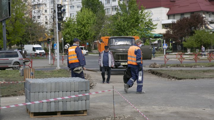 Start bun, continuare nu prea. Aleea Mircea cel Bătrân din sectorul Ciocana, reparată de doar doi muncitori (FOTOREPORT)