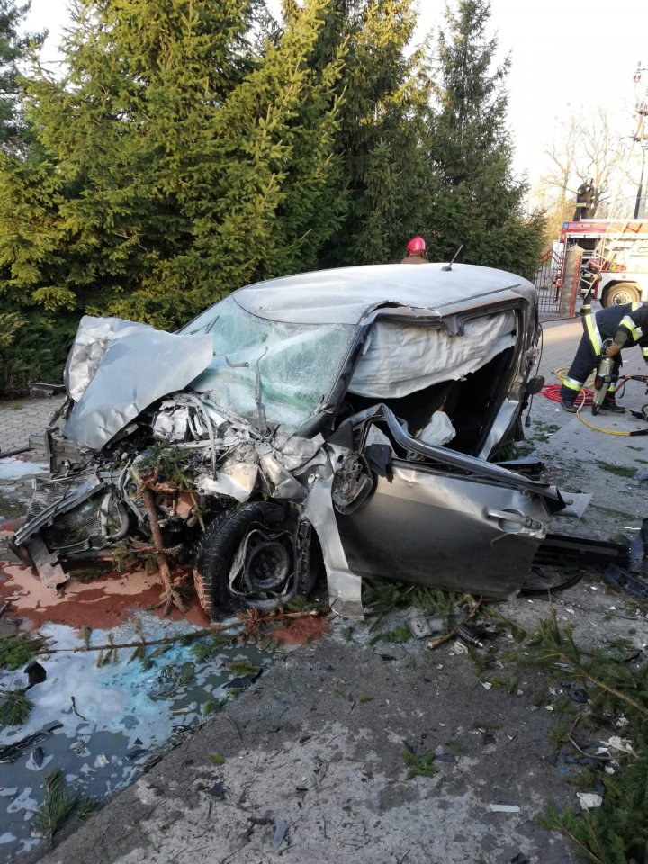 Cascadorie incredibilă în trafic. Un șofer a zburat cu tot cu maşină câţiva metri, după ce a intrat cu viteză în rondul dintr-un sens giratoriu (FOTO/VIDEO)