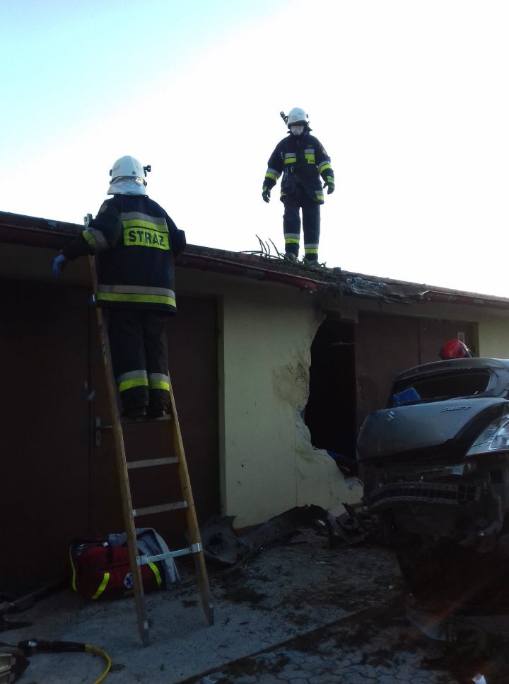 Cascadorie incredibilă în trafic. Un șofer a zburat cu tot cu maşină câţiva metri, după ce a intrat cu viteză în rondul dintr-un sens giratoriu (FOTO/VIDEO)