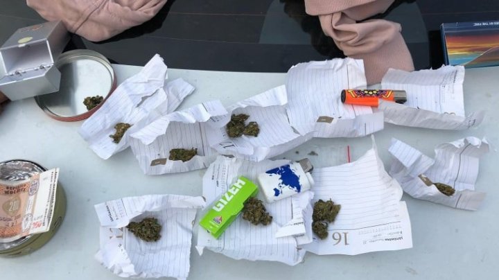 Cinci membri ai unei grupări criminale, suspectați de comercializarea marijuanei, au fost reținuți de oamenii legii (FOTO/VIDEO)