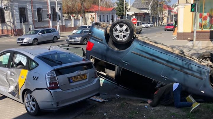 Accident grav în centrul Capitalei: O mașină s-a răsturnat. Pompierii și poliția, la fața locului (FOTO/VIDEO)