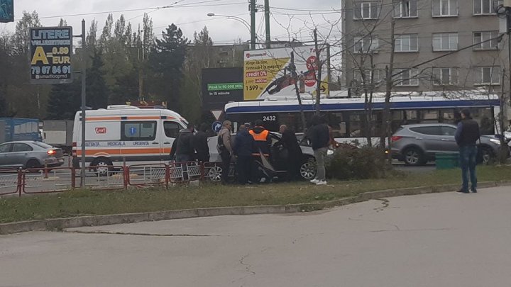 ACCIDENT GRAV în Capitală. O șoferiță, o tânără și doi copii au avut de suferit (VIDEO)