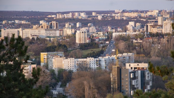 Chișinăul respriră! Pandemia de coronavirus elimină poluarea din oraș (FOTOREPORT)