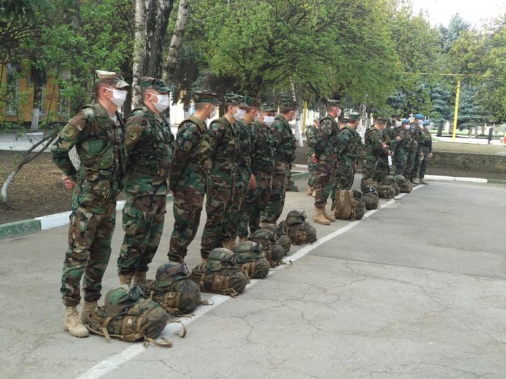 CARANTINĂ la Glodeni. 20 de militari, cu 4 unități de tehnică militară, verifică dacă sunt respectate restricțiilor impuse de autorități (FOTO)