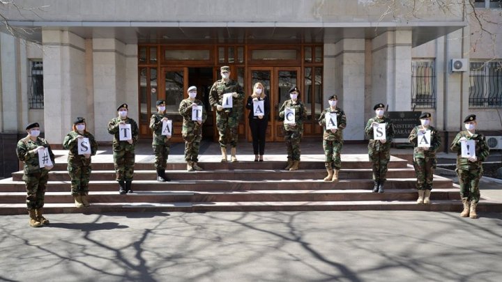 Femeile din Armata Națională au organizat un flashmob în lupta cu COVID-19: Să fim responsabili şi solidari (FOTO)