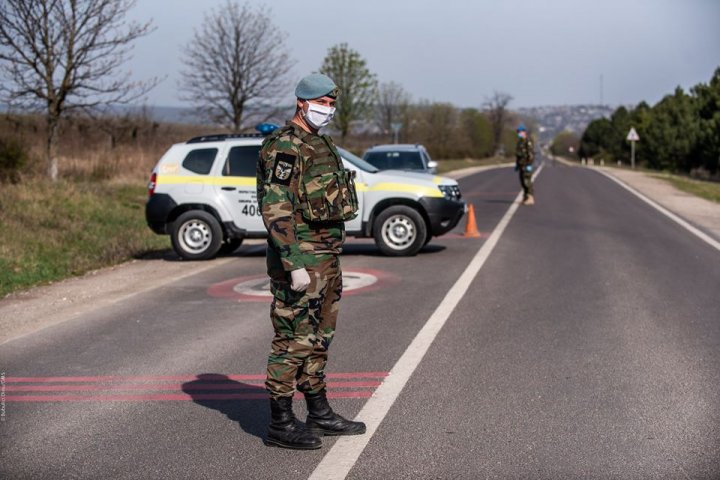 CARANTINĂ la Glodeni. 20 de militari, cu 4 unități de tehnică militară, verifică dacă sunt respectate restricțiilor impuse de autorități (FOTO)