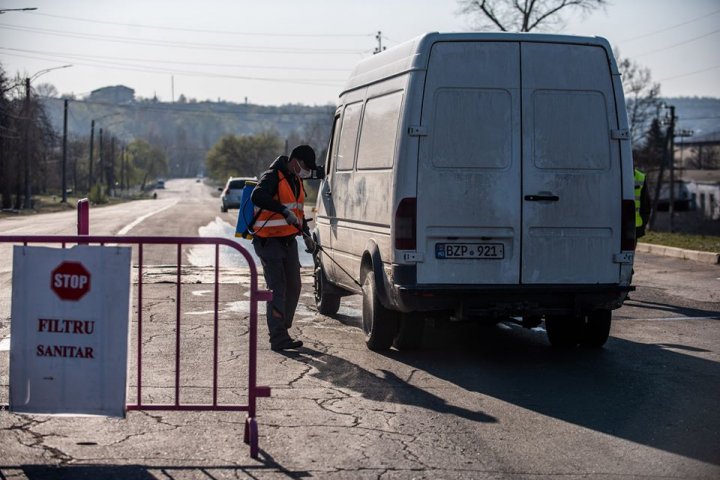 CARANTINĂ la Glodeni. 20 de militari, cu 4 unități de tehnică militară, verifică dacă sunt respectate restricțiilor impuse de autorități (FOTO)