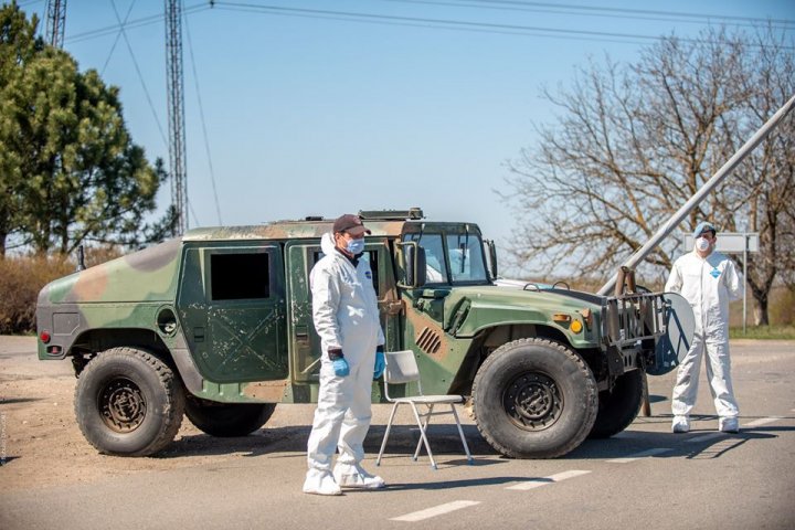 CARANTINĂ la Glodeni. 20 de militari, cu 4 unități de tehnică militară, verifică dacă sunt respectate restricțiilor impuse de autorități (FOTO)