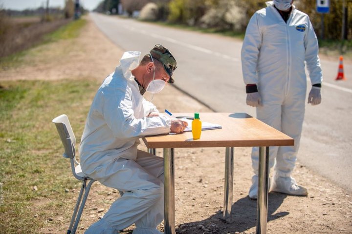 CARANTINĂ la Glodeni. 20 de militari, cu 4 unități de tehnică militară, verifică dacă sunt respectate restricțiilor impuse de autorități (FOTO)