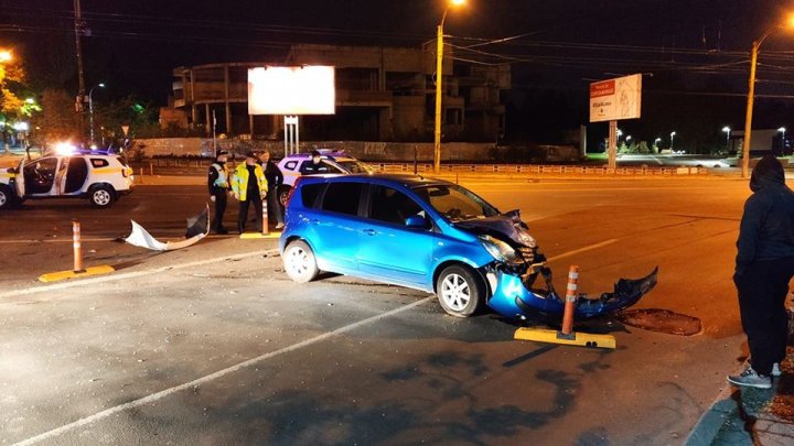 ACCIDENT de GROAZĂ noaptea trecută în Capitală. La fața locului au intervenit mai multe echipaje de poliție și ambulanța (VIDEO)