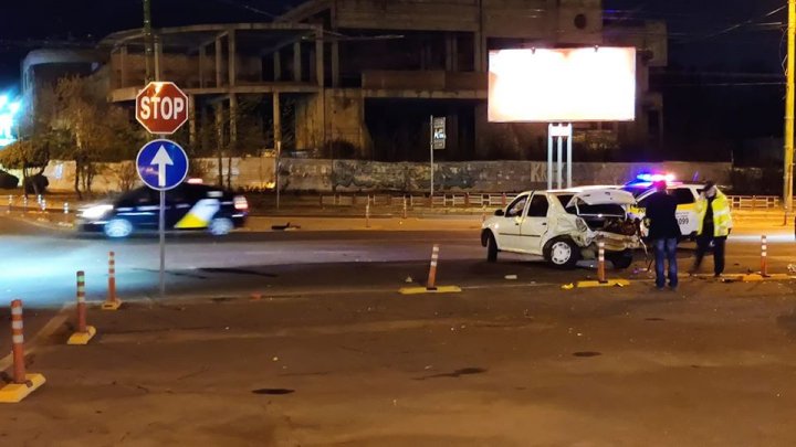 ACCIDENT de GROAZĂ noaptea trecută în Capitală. La fața locului au intervenit mai multe echipaje de poliție și ambulanța (VIDEO)