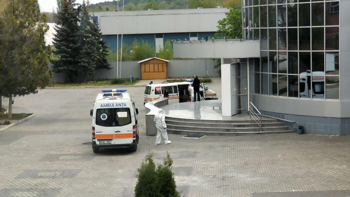 ALARMANT! Tot mai multe ambulanţe ajung la Centrul de triere de la Moldexpo (FOTO)