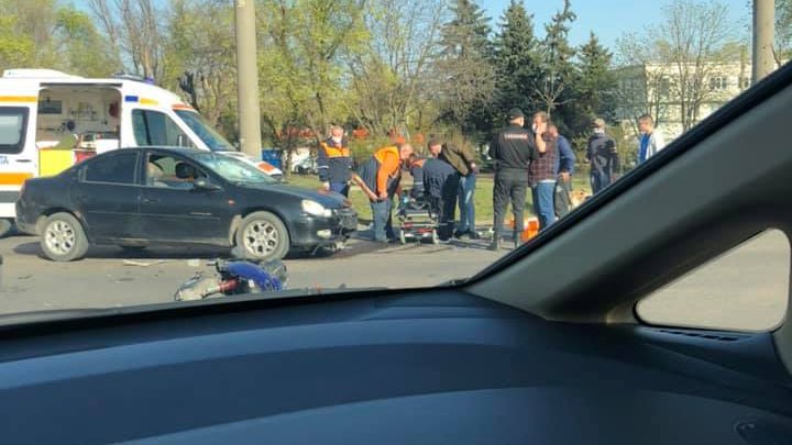 ACCDENT GRAV în Capitală. Un motociclist, LOVIT VIOLENT de o mașină. Ambulanța la fața locului (FOTO)