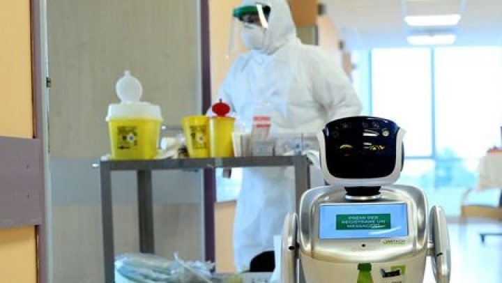 Un asistent medical robot ajută medicii dintr-un spital italian să trateze bolnavii de COVID-19