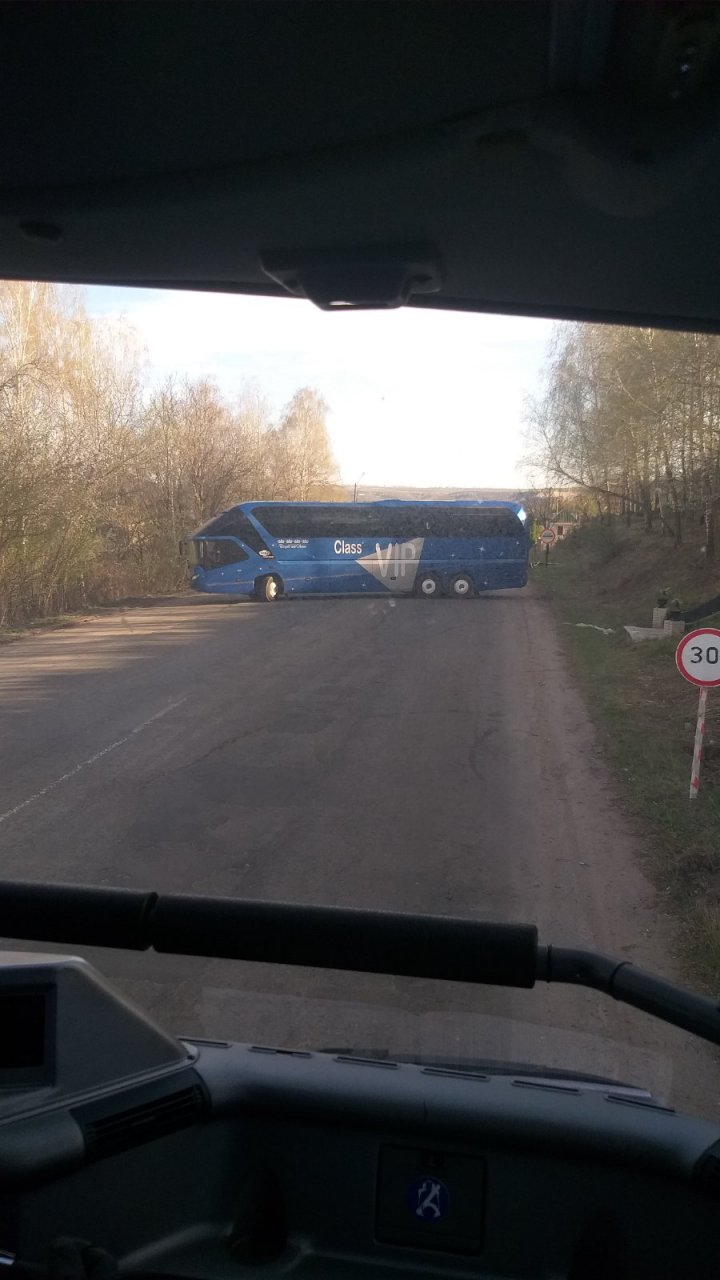 Șapte autobuze cu moldoveni stau la vamă și așteaptă să intre în țară (FOTO/VIDEO)