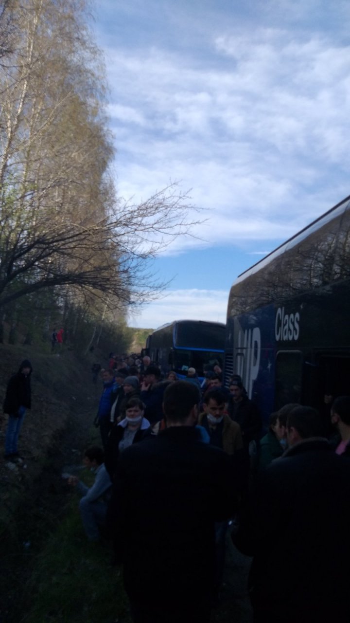 Șapte autobuze cu moldoveni stau la vamă și așteaptă să intre în țară (FOTO/VIDEO)