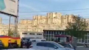Un bărbat ameninţă că se aruncă de pe un panou publicitar din Capitală (VIDEO)