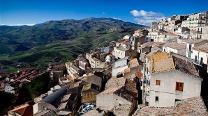 Și-a cumpărat casă cu 1 euro în Italia, apoi a venit COVID-19. Povestea unui american blocat timp de 3 luni, singur, în Sicilia