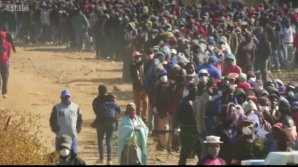 COZI KILOMETRICE LA ALIMENTE: Zeci de mii de sud-africani au primit pachete cu mâncare