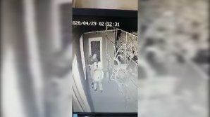 Două persoane, suprinse în timp ce au dat foc unei casă din Leova (IMAGINI ȘOCANTE)