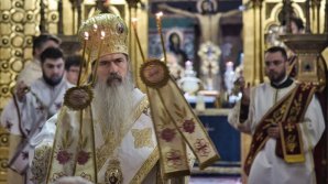 Slujbă pe timp de pandemie. Arhiepiscopul Tomisului din România a împărţit Lumină credincioşilor: ”Nu am putut să-i amân. Se vor vindeca”