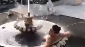 Ca peștele în apă. Un tânăr a fost surprins scăldându-se în havuzul din parcul Valea Morilor din Capitală (VIDEO)