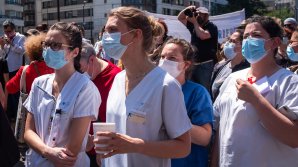 Au ajuns la limita răbdării. Angajații unui spital din Paris au protestat împotriva salariilor mici 