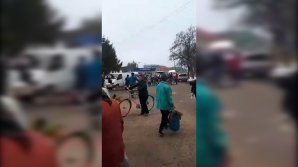 Au uitat de carantină: Zeci de oameni, surprinși în timp ce vând produse în stradă (VIDEO)